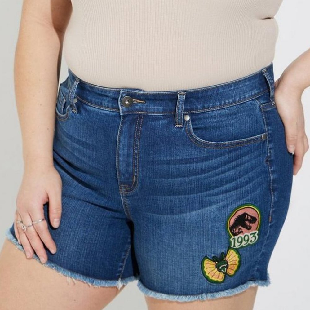 ❤️NWT TORRID JURASSIC PARK DINOSAUR GRAPHIC SHORTS - MID RISE - DENIM PLUS SIZE